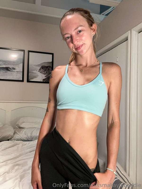⭐️ New Solo Video and Pictures⭐️  Naughty gym girl gets horn..