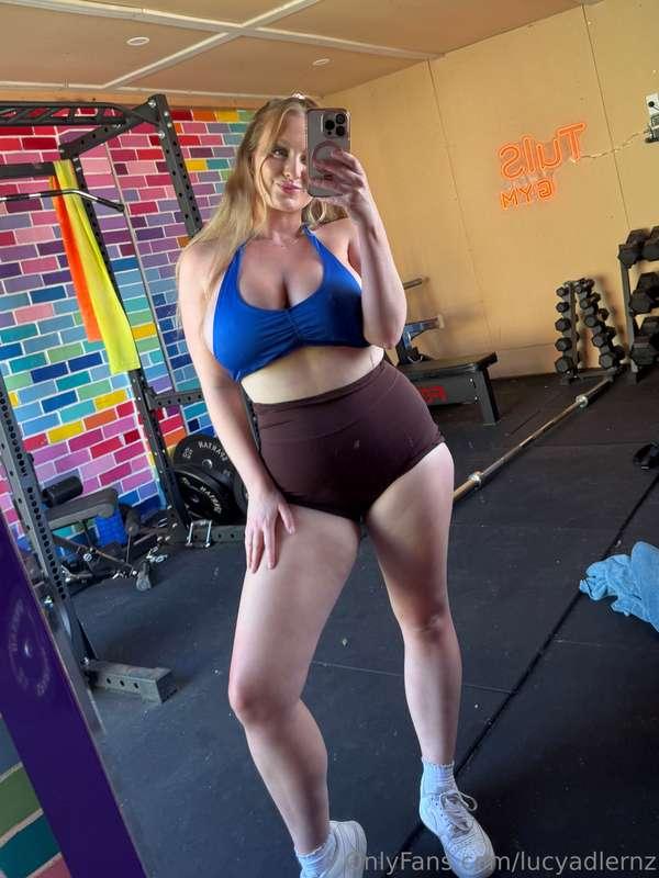 Naughty gym selfie anyone? 😜