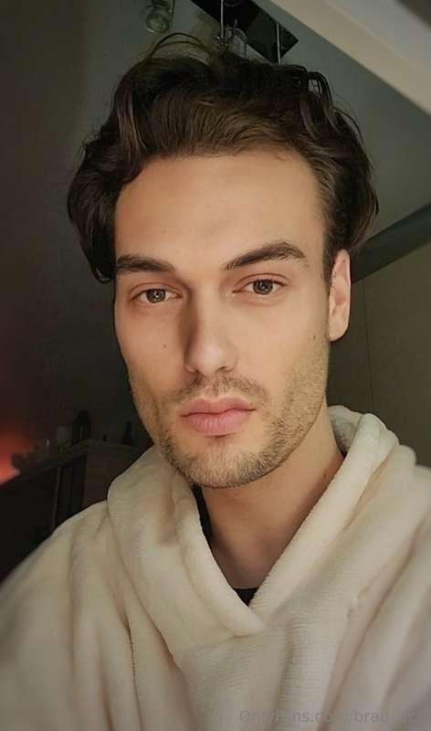 HI THERE & WELCOME YALL! 😍My name is BRAD DC made in Belgium..