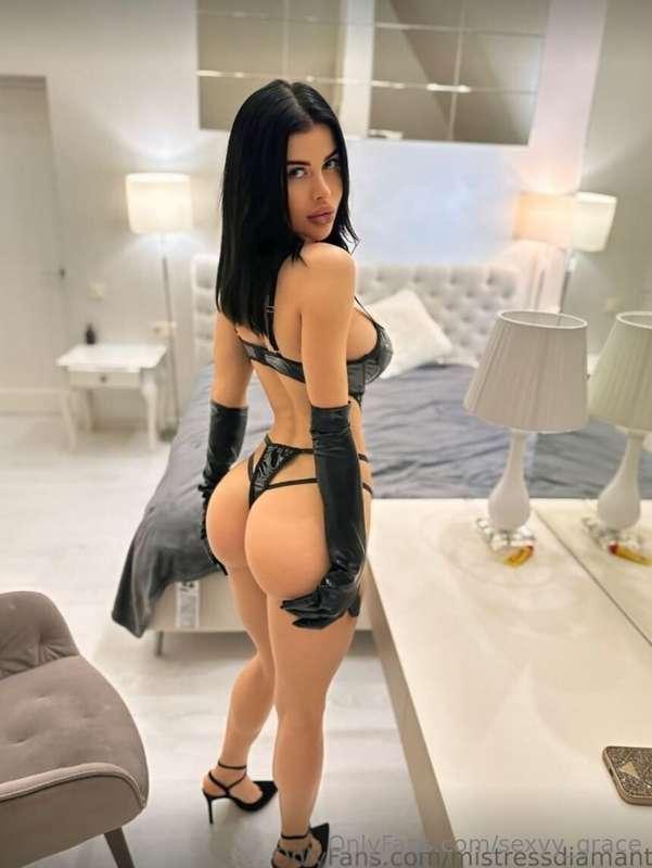 🔞Stunning brunette @mistressdiamant who is craving nothing b..