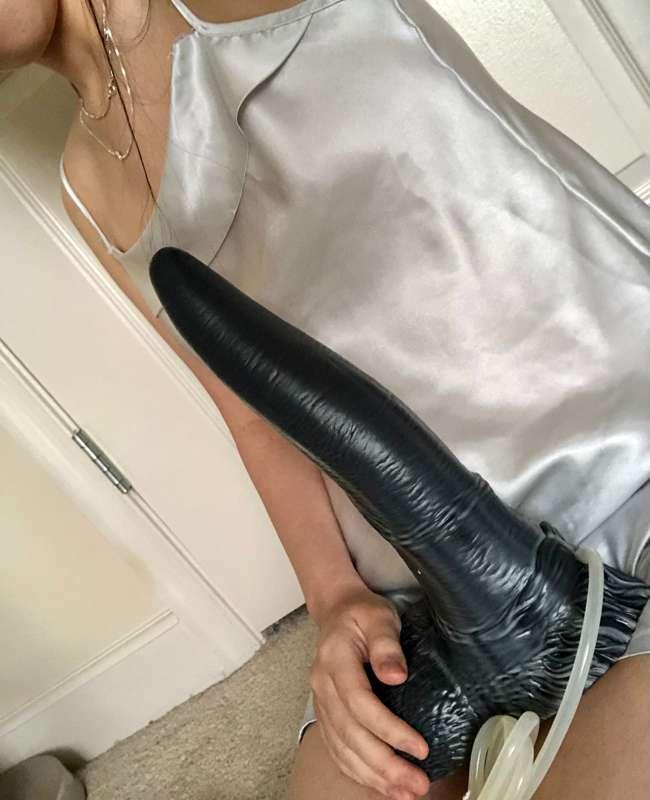Yikes, my first Bad Dragon! I didn’t think he would be so bi..