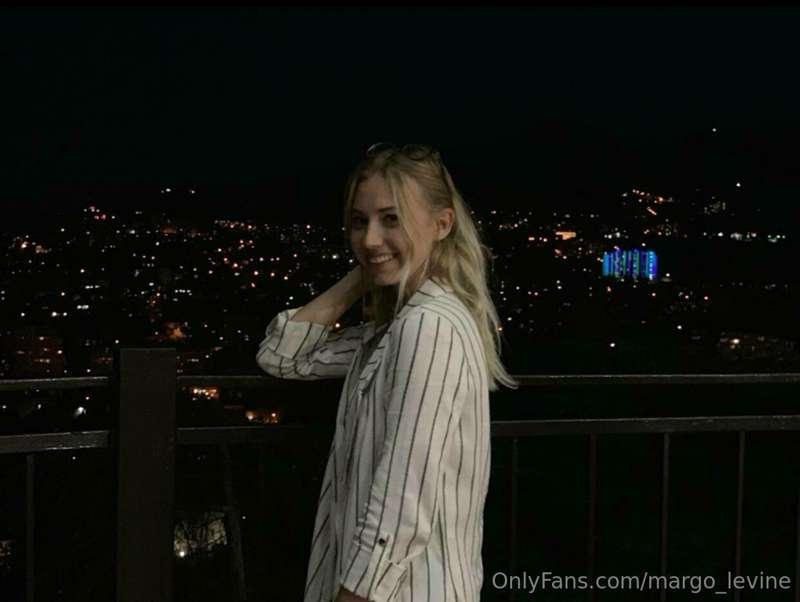 Night cities hold so much mystery in them, I go crazy for th..