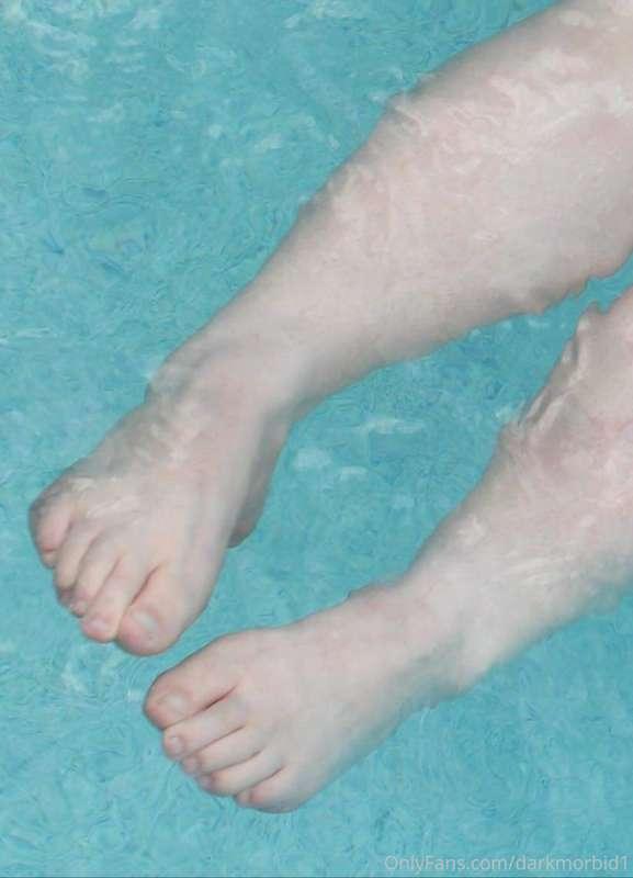 Ooooo found an old pic of my feet. Ready for summer to be he..