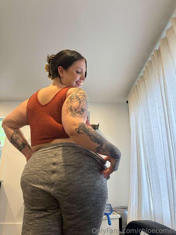 Sweatpants and phat ass. An iconic duo? 🤗