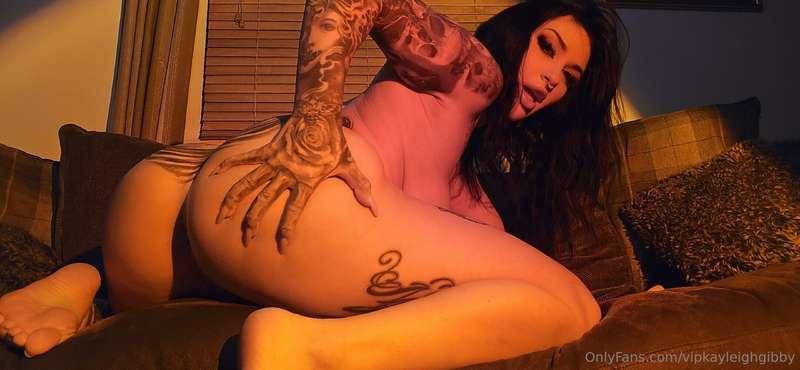 Little secret of mine: I actually LOVE fucking on the sofa 😍..