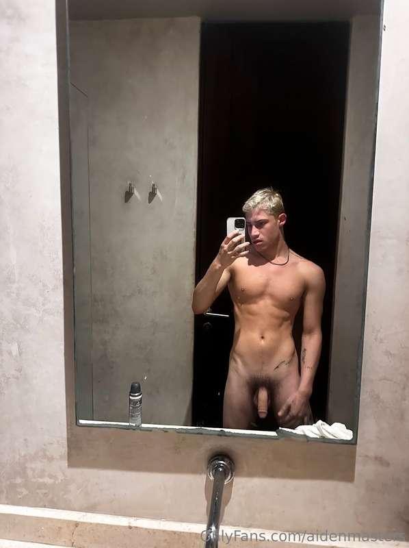 i need a good slut kneeling in front of me right now 🍆