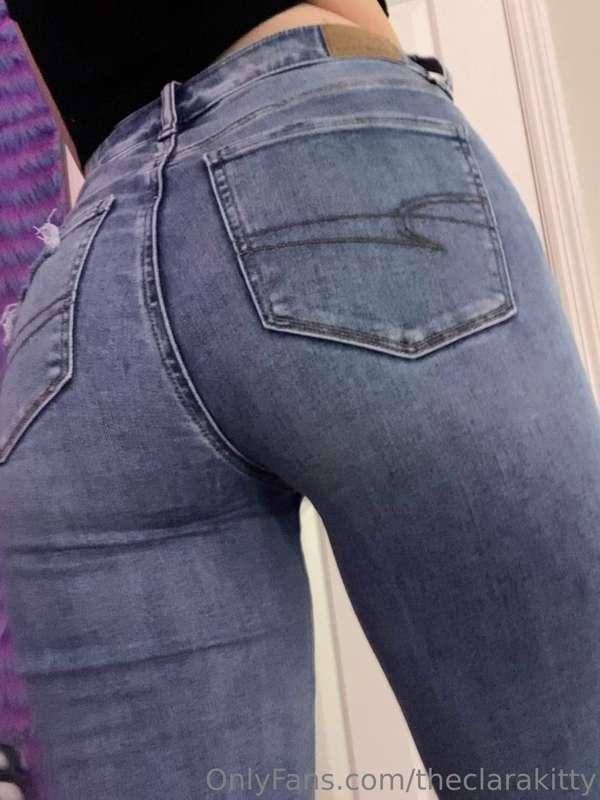 What a nice surprise I hide under my clothes 😋😉