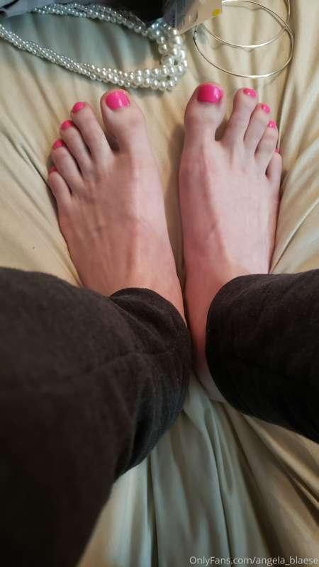Got my toes done hehe i love the colour 😍 so is this making ..