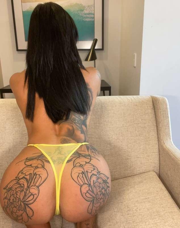 Do you like the view from behind? 😈