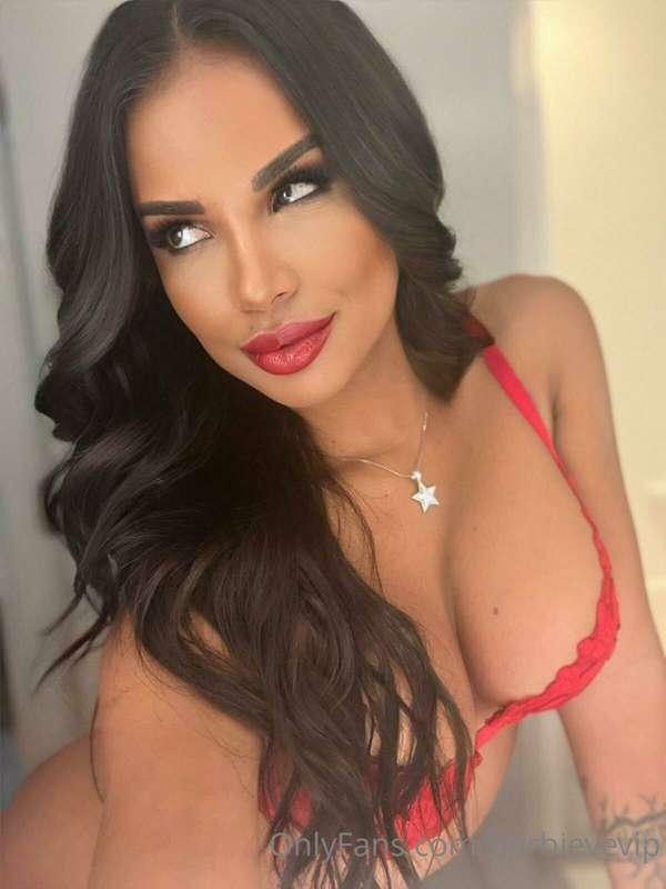 Sultry eyes and sexy smile 🫦