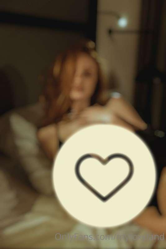 Unlock to see these beautiful ***boudoir*** photos in silk r..