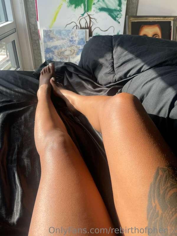 Relaxing ✨ I need to finish my paintings! I need more paint ..