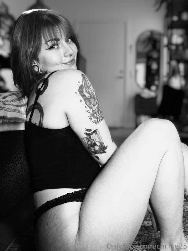 She did it again, she played with her camera 🤫🙈  And thank y..
