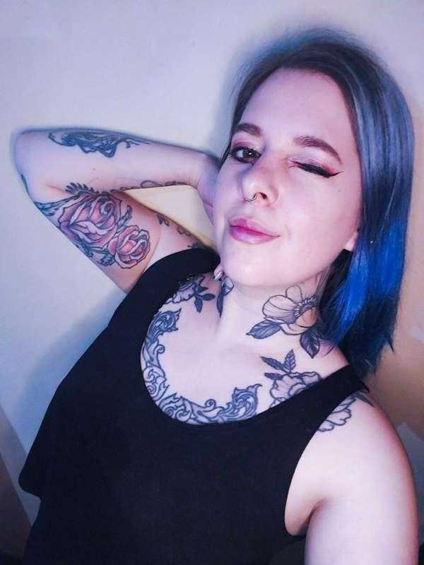 @lexxsky✨ＬＥＸＸＳＫＹ✨@lexxsky
Geeky slutty girl looking for some..
