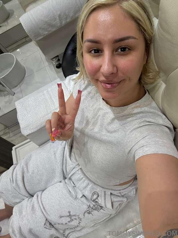 Got my toes nice and pretty... Now suck them😈