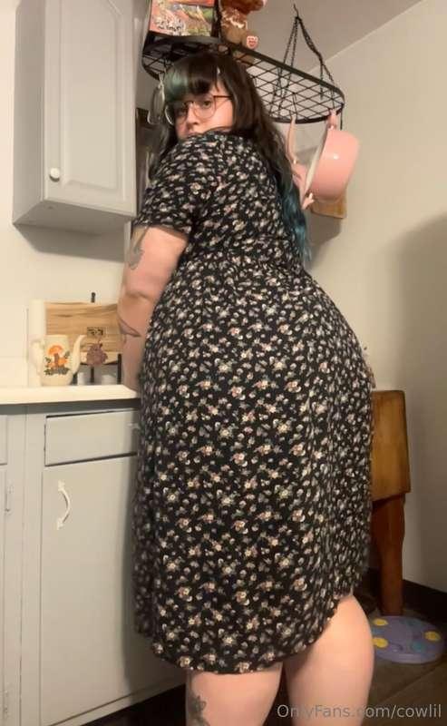 Lift up my dress and fuck me over the counter? 👉🏻👈🏻