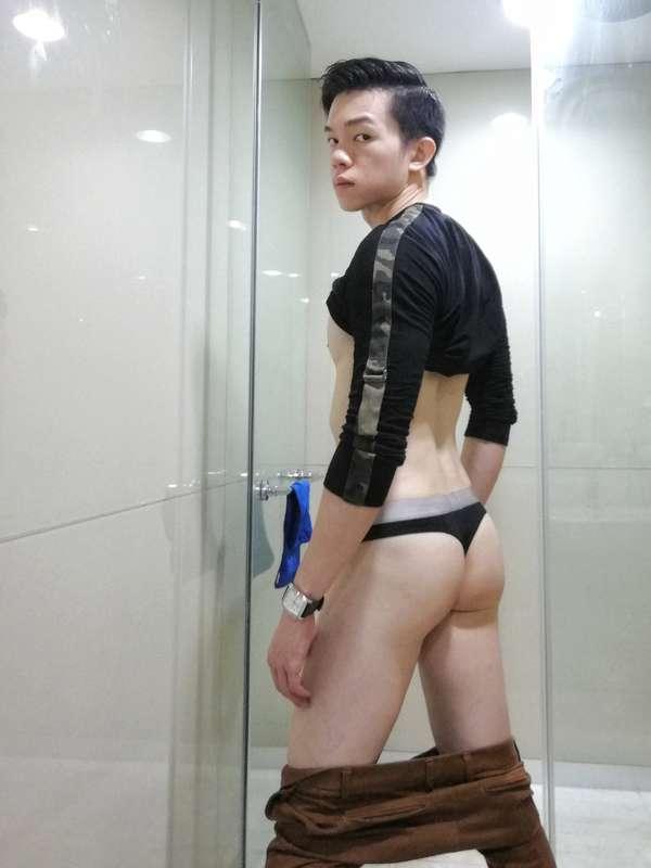 So far, i have not got the time to look for leaked photos fr..