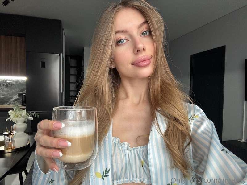 💕 For me, the best morning starts with a cup of flavored cof..