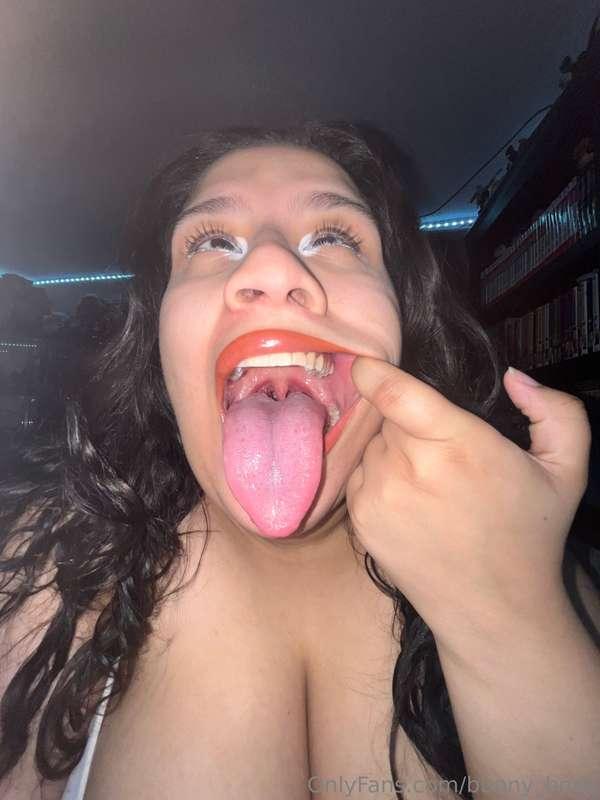 just a girl who needs her mouth fucked ⊹˚. ♡