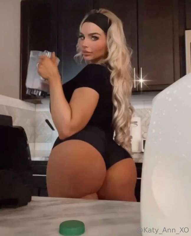 Can I get you something to eat?? 😉🍑