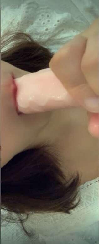 Sucking a big white dildo | 吸吮白色大阳具