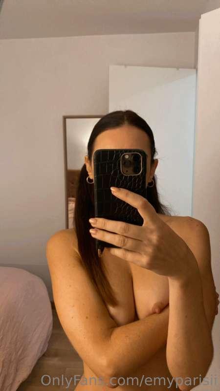 Bonsoir! Miroir mon beau miroir dis moi qui veut voir mes bo..