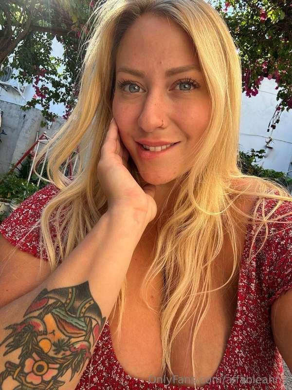 I LOVE summer! ☀️ Especially how the flowers in the backgrou..