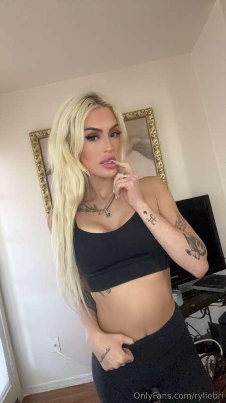 Eyes on me, please 🌹👀