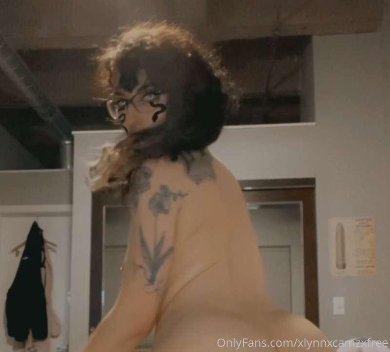 Verryy cropped but still hot 🐍🖤