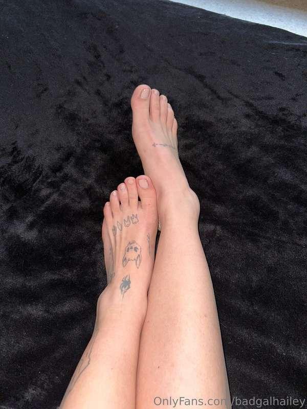 i want more tattoos on my right foot 🥰