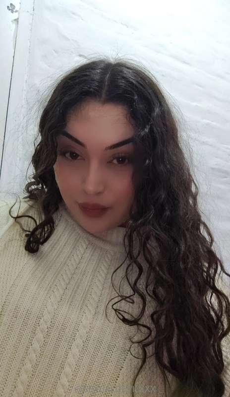 just a sweet girl in her white wool sweater 🥰