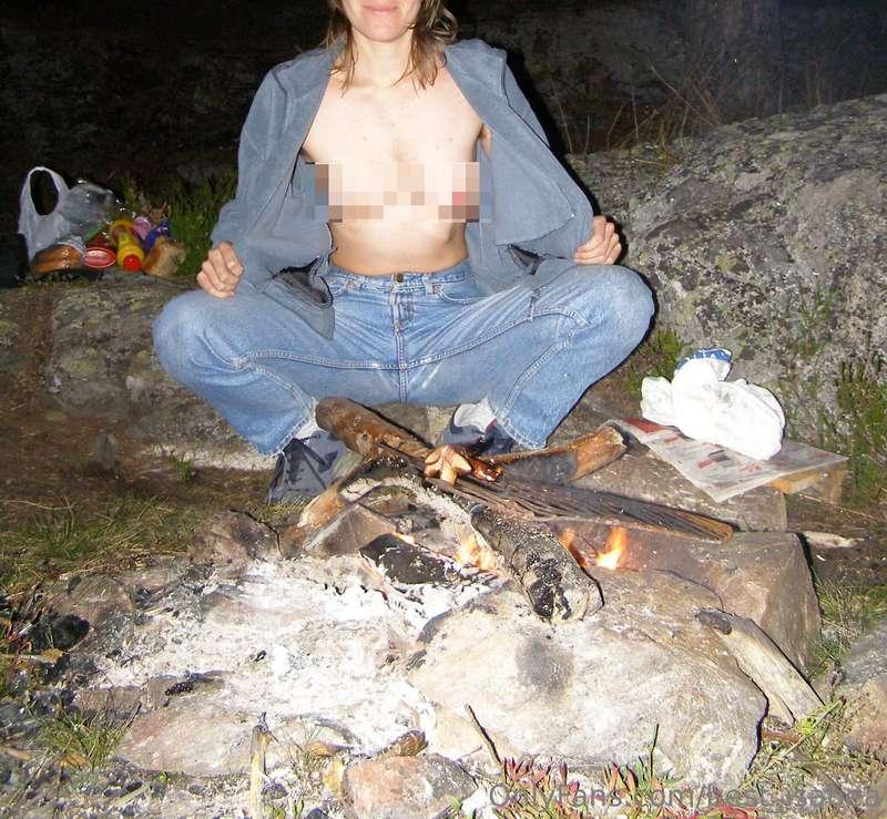 Who wants to sit on the campfire with me 😈?