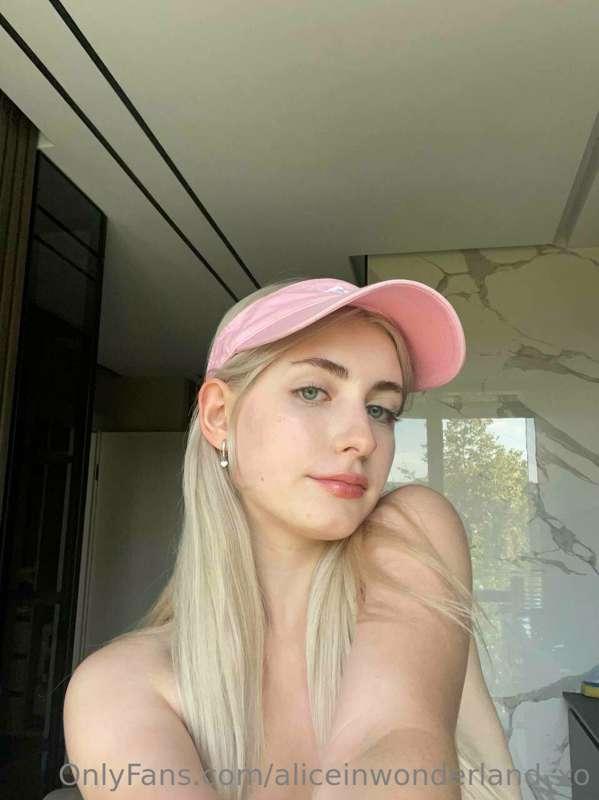 Do you think pink suits me?🌸😋