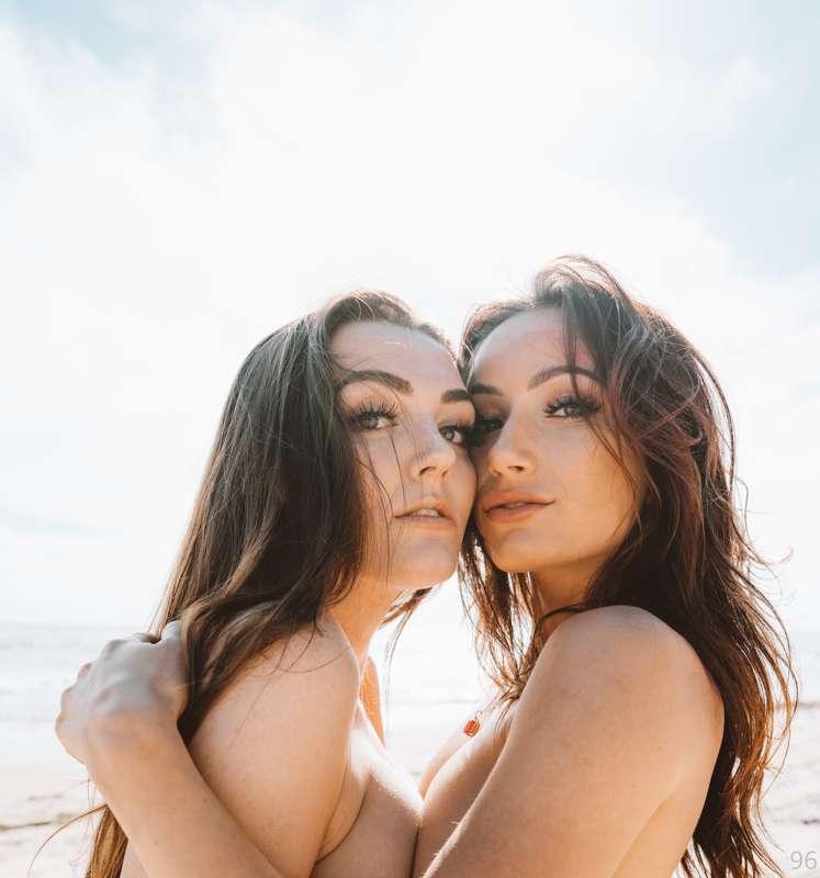 wanna go skinny dipping?😋 @goodkarmagonebad 👯‍♀️☁️🌈💅🏻 

*spa..
