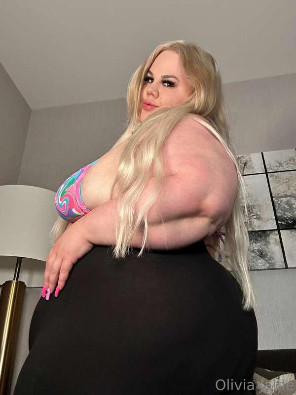 Ass in leggings, that gaze, back rolls, big arms- something ..