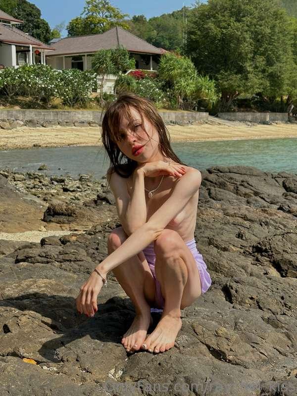 Let's go to the nudist beach together 😘🕯 DM me if you're int..