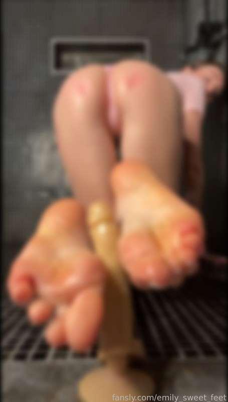 emily_sweet_feet image #0
