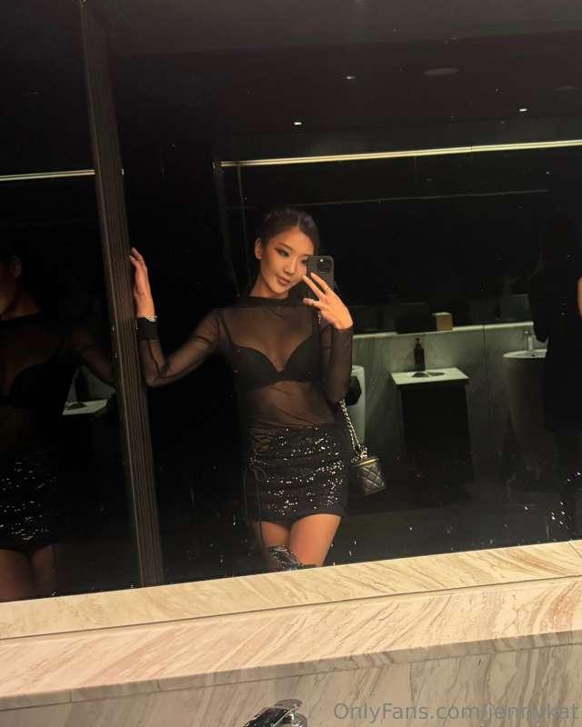 rate this outfit 1-10 in our private dms 💗
