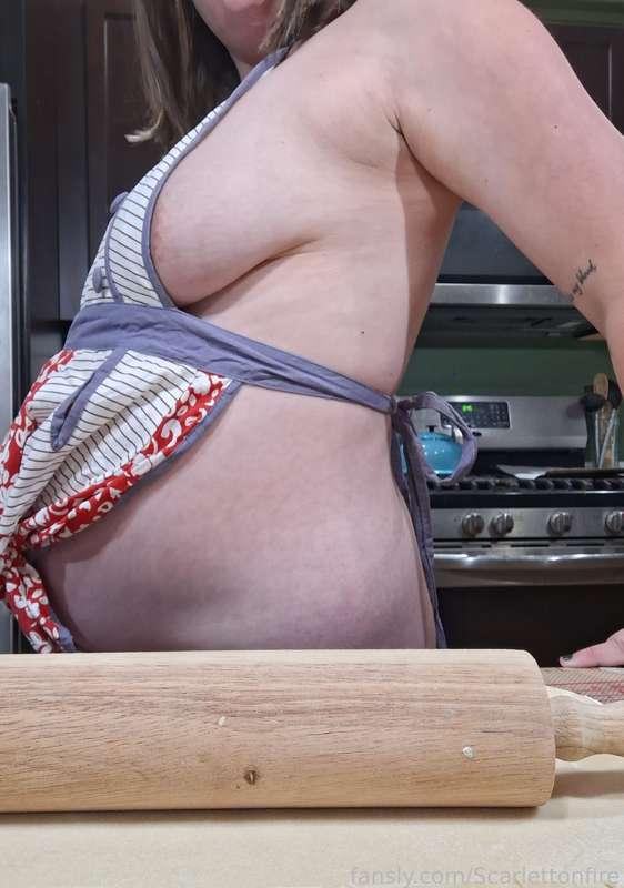 How a pregnant mommy dresses in the kitchen 
#pregnant #mommy #milf #wife #hotwife #ass #bigtits #hotmom #fyp