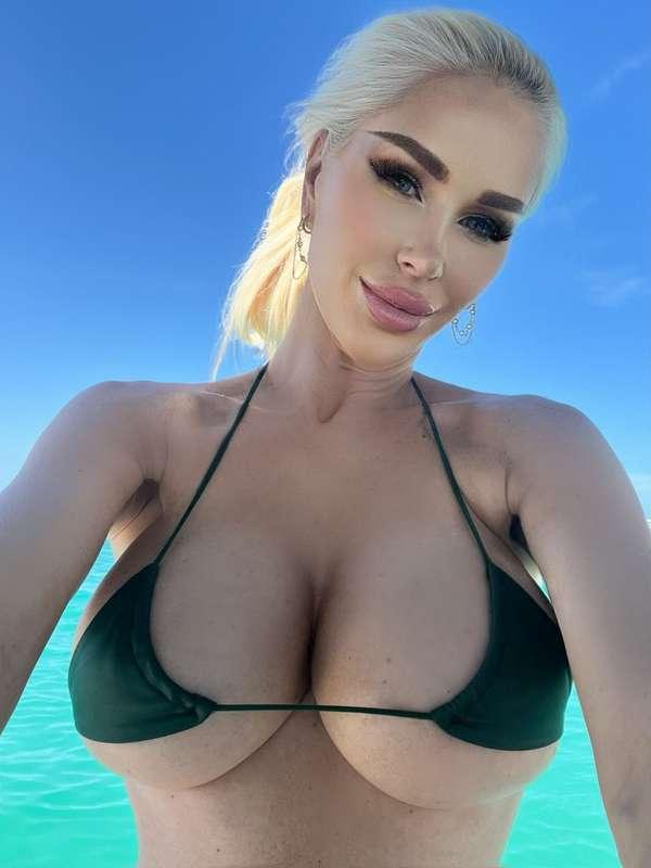 🌴Desert Island Friday🌴