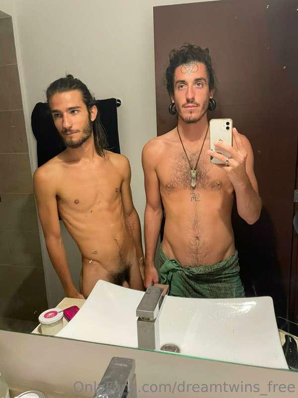 We are bored anyone want to play with us!! 🥳