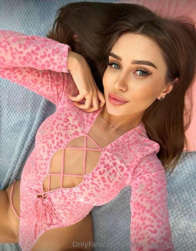 Let me distract you👉@amyshy💋
Cute girl @amyshy loves to play..