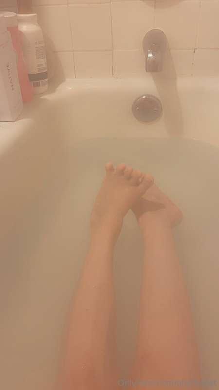 Idk if anybody here is into feet pics but here they are. I d..
