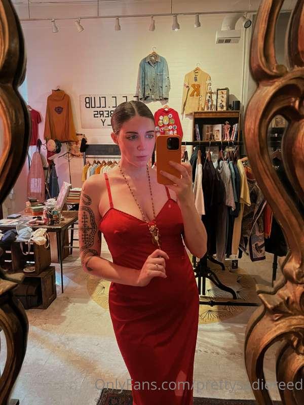lady in the red dress 💋

this is a late 1960s/early 1970s re..