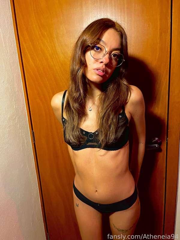 Im playful today, its hot here and i want to get naughty and sweaty while being naked and maybe having some sex fun 🤩 

#latina #teen #skinny #smalltits #glasses #lingerie #seethrough #nipples #tattoo