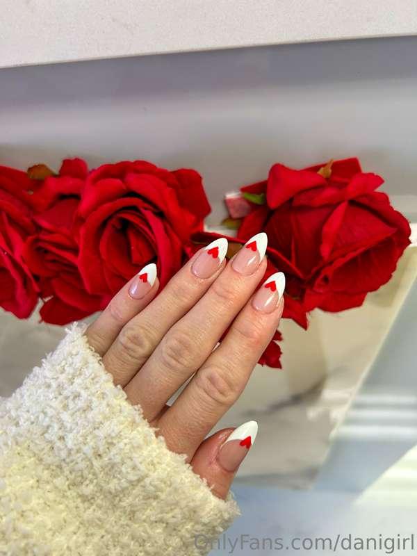 Obsessed with my Valentine’s Day nails ♥️😍

Do we love them?..