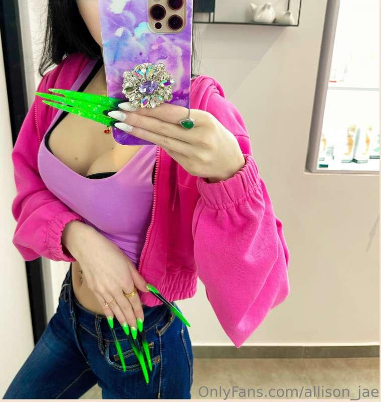 Very bright green nails💚