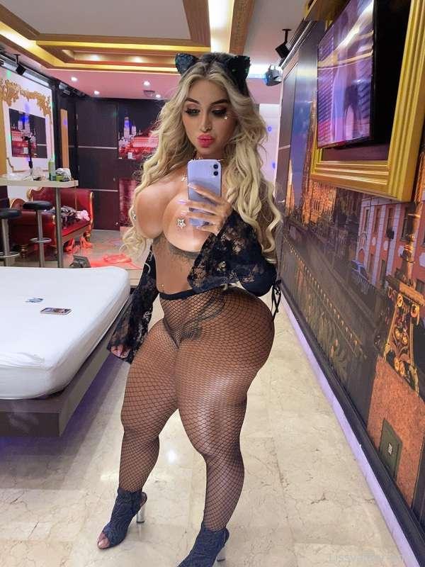 Esta gatita les tiene una sorpresita 🤤