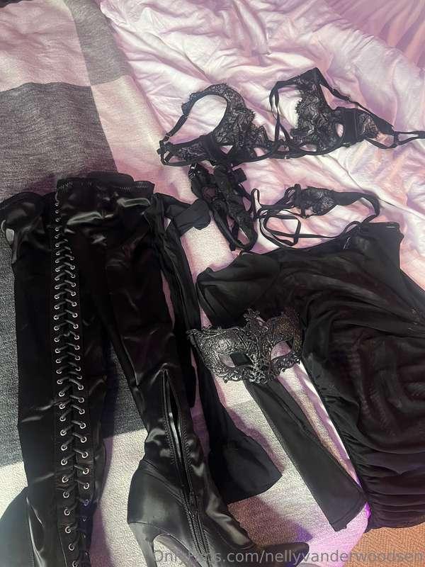 What do you think about this lingerie set & boots? 🫶