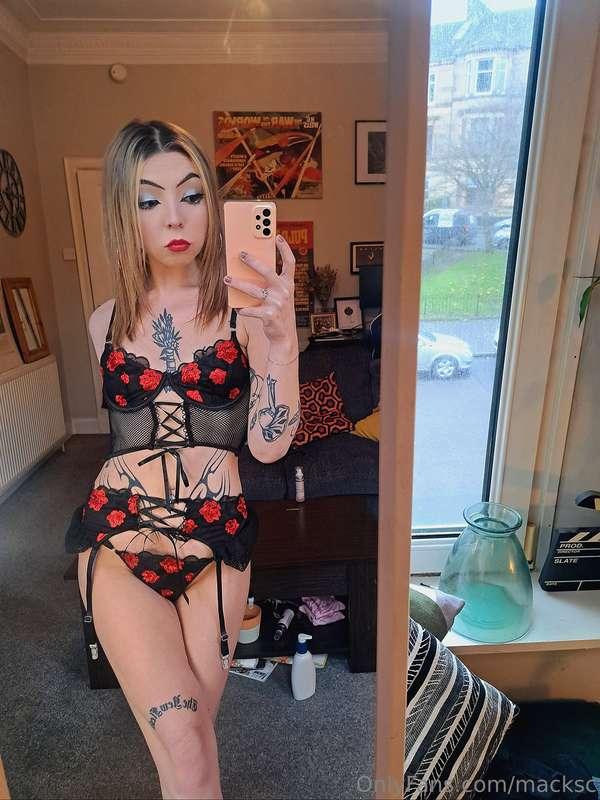 Adore this set, keep it on or off? 🖤💋